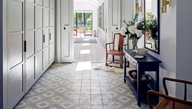 Clever Vertical Storage in Hallway